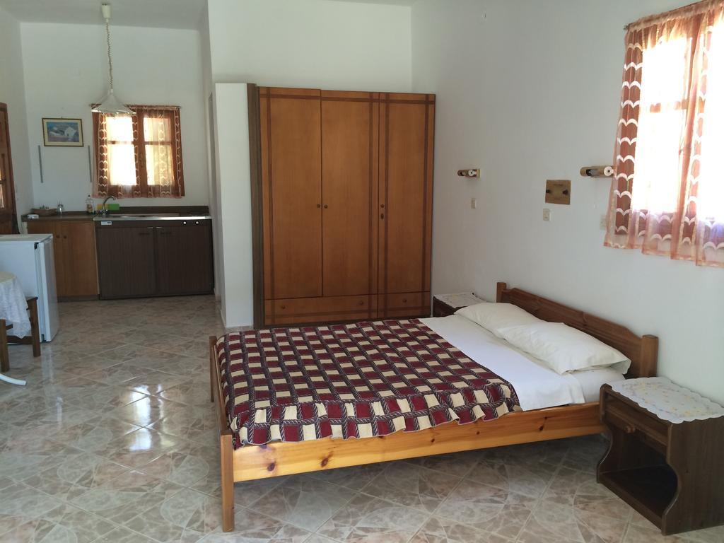 Mihalis Studios Lakki  Room photo