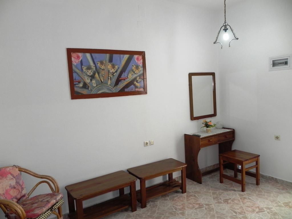 Mihalis Studios Lakki  Room photo
